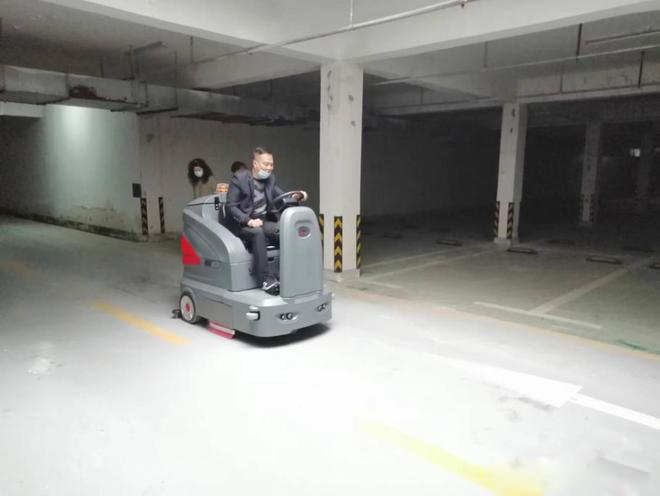 普洱小区物业保洁不用人力改用驾驶式洗地机了